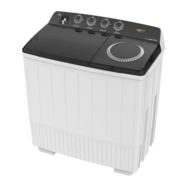 شخص يضع كمية كبيرة من الملابس في غسالة كولن، أفضل الاجهزة الكهربائية التي توفر الوقت والمجهود